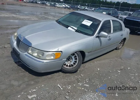 2001 Lincoln Town Car Signature из США, поврежденный, VIN 1LNHM82W81Y648935